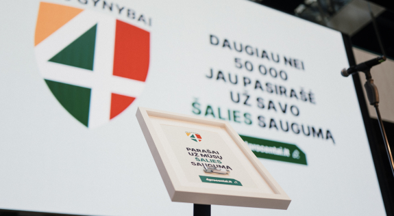 Peticiją dėl 4% BVP gynybai iniciatoriai perdavė valdžios institucijoms Peticiją dėl 4% BVP gynybai iniciatoriai perdavė valdžios institucijoms