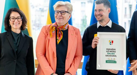 Iniciatyvos „4 procentai“ atstovai premjerei perdavė 50.000 parašų Iniciatyvos „4 procentai“ atstovai premjerei perdavė 50.000 parašų