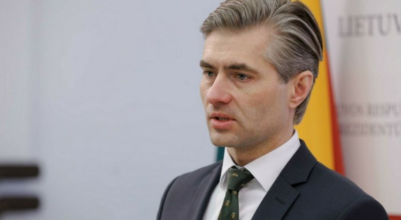 Prezidento patarėjas ragina skolintis gynybai Prezidento patarėjas ragina skolintis gynybai